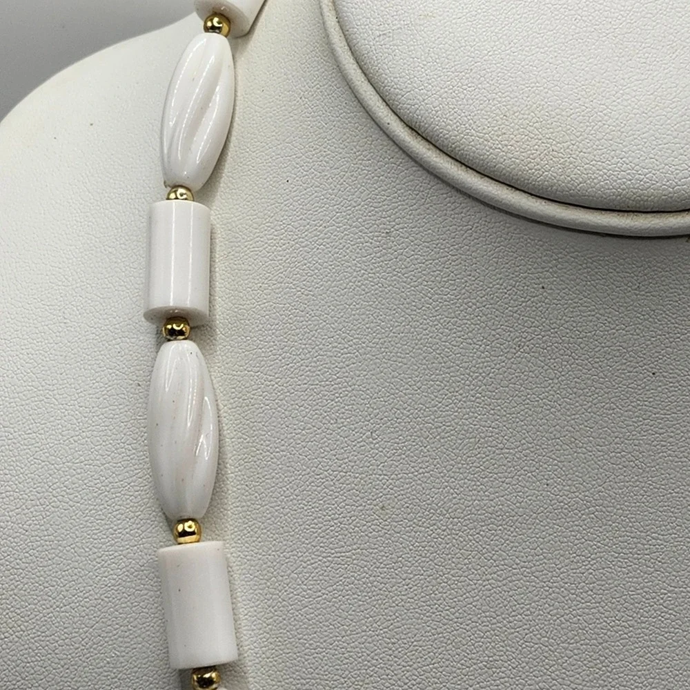 Vintage White Acrylic Beaded Necklace Gold Tone Spacer Accents Barrel‎ Swirl